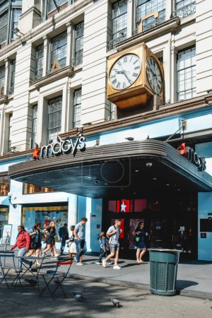 Téléchargez les photos : New York, États-Unis - 16 mai 2023 : Les clients à l'entrée principale du célèbre grand magasin Macys, à New York, aux États-Unis, un jour de printemps - en image libre de droit