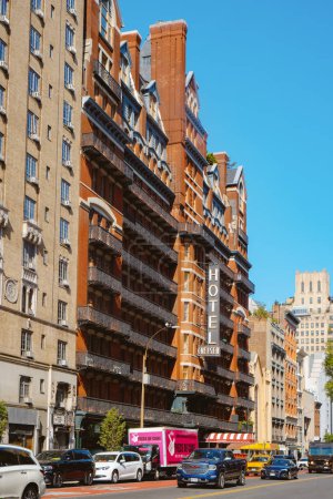 Foto de Nueva York, Estados Unidos - 18 de mayo de 2023: Una vista lateral de la fachada del famoso Hotel Chelsea, en West 23rd Street, Nueva York, Estados Unidos - Imagen libre de derechos