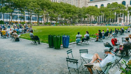 Foto de Ciudad de Nueva York, Estados Unidos - 16 de mayo de 2023: Personas que se relajan en el popular Bryant Park, en el centro de Manhattan, Nueva York, Estados Unidos, en un soleado día de primavera - Imagen libre de derechos