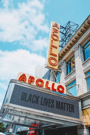 Foto de Nueva York, Estados Unidos - 21 de mayo de 2023: La carpa del histórico Teatro Apolo, en Harlem, Nueva York, Estados Unidos, en un día de primavera - Imagen libre de derechos