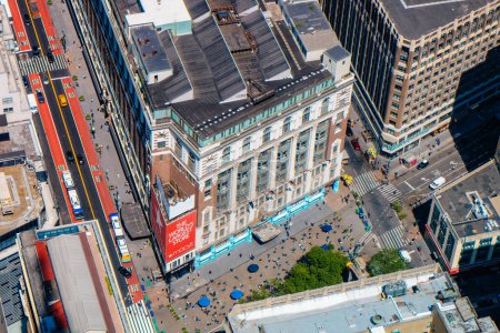 Foto de Nueva York, Estados Unidos - 16 de mayo de 2023: Una vista aérea de los famosos grandes almacenes Macys y Herald Square, en Midtown Manhattan, Nueva York, vista desde el Empire States Building - Imagen libre de derechos