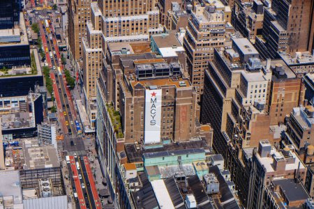 Téléchargez les photos : New York, États-Unis - 16 mai 2023 : Vue aérienne de West 34th Street à Midtown Manhattan, New York, vue de l'Empire States Building, mettant en évidence le signe du célèbre grand magasin Macys - en image libre de droit