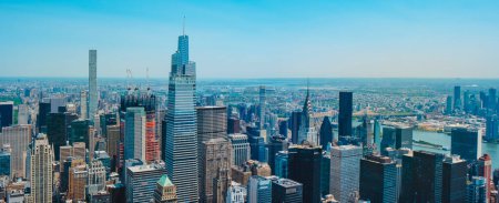 Téléchargez les photos : Une vue de Midtown Manhattan, à New York, aux États-Unis, face à Long Island City, de l'autre côté de l'East River, dans un format panoramique à utiliser comme bannière web - en image libre de droit