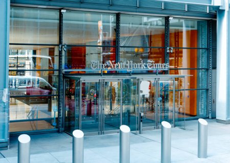 Foto de Ciudad de Nueva York, Estados Unidos - 19 de mayo de 2023: Una vista de la entrada al New York Times Building, la sede del famoso periódico, en West 41st Street, en Midtown Manhattan, Nueva York - Imagen libre de derechos