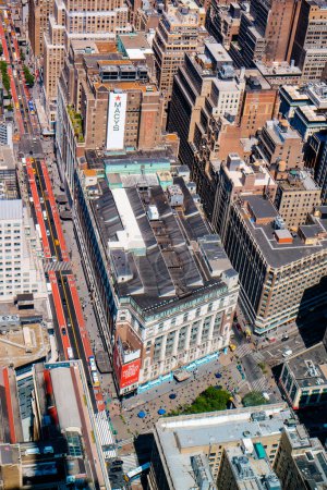 Foto de Nueva York, Estados Unidos - 16 de mayo de 2023: Vista aérea de los famosos e históricos grandes almacenes Macys, en Midtown Manhattan, Nueva York, Estados Unidos, vista desde el Empire States Building - Imagen libre de derechos