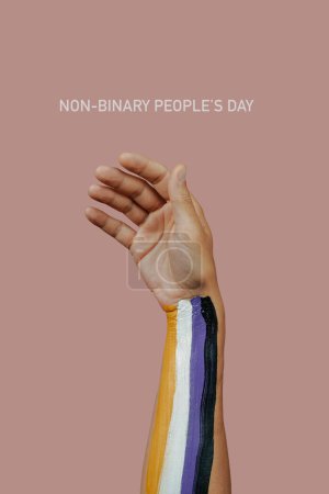 Téléchargez les photos : Le texte Journée des peuples non binaires et le bras d'une personne portant le drapeau de fierté non binaire peint dessus, sur fond rose - en image libre de droit
