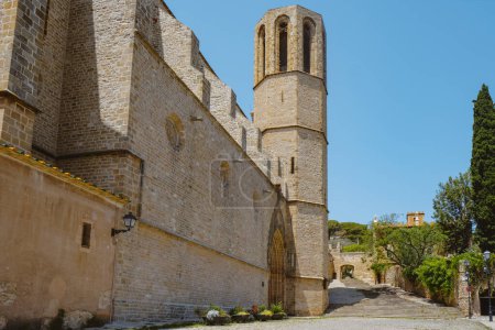 Téléchargez les photos : Une vue latérale de la façade et du clocher de l'église du monastère de Pedralbes, à Barcelone, en Catalogne, en Espagne, un jour d'été - en image libre de droit
