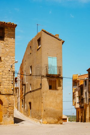 Téléchargez les photos : Un détail de quelques vieilles maisons dans la vieille ville de Maials, dans la province de Lleida, Catalogne, Espagne, par une journée d'été ensoleillée - en image libre de droit