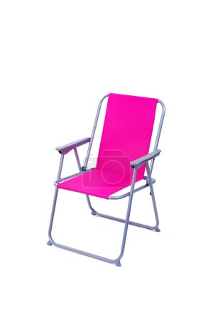 Téléchargez les photos : Une chaise de plage pliable rose sur fond blanc - en image libre de droit
