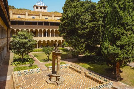 Foto de El Claustro del Monasterio de Pedralbes, en Barcelona, Cataluña, España, en un día de verano - Imagen libre de derechos
