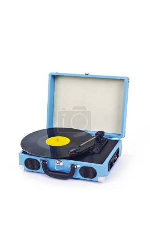 Foto de Un tocadiscos portátil retro azul con un disco sobre un fondo blanco con un poco de espacio en blanco en la parte superior - Imagen libre de derechos