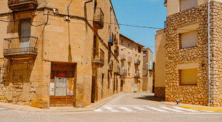Téléchargez les photos : Une vue sur la rue Lleida, dans la vieille ville de Maials, dans la province de Lleida, Catalogne, Espagne, par une journée d'été ensoleillée - en image libre de droit