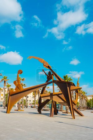 Foto de Barcelona, España - 27 de julio de 2023: Un detalle de la escultura Homenatge a la Natacio, situada en la plaza Placa del Mar, junto al mar, en La Barceloneta, Barcelona, España - Imagen libre de derechos