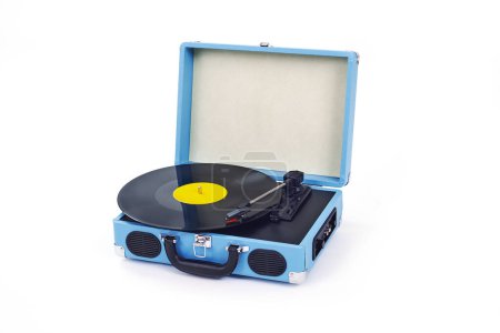 Foto de Primer plano de un tocadiscos portátil retro azul que reproduce un disco sobre un fondo blanco - Imagen libre de derechos