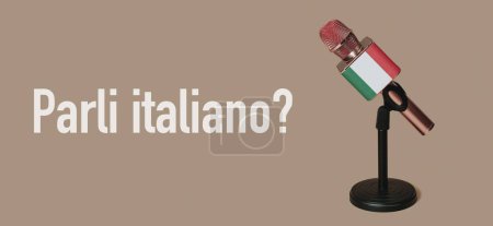 Téléchargez les photos : Question parlez-vous italien écrit en italien et un microphone modelé avec le drapeau de l'Italie, dans un stand noir sur un fond brun, dans un format panoramique à utiliser comme bannière web - en image libre de droit