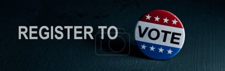 Téléchargez les photos : S'inscrire pour voter, avec un badge de vote, sur une surface sombre, dans un format panoramique à utiliser comme bannière Web ou en-tête - en image libre de droit