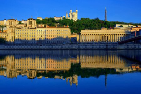 Téléchargez les photos : Vue célèbre de Lyon avec Saône, France
. - en image libre de droit