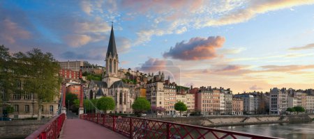 Téléchargez les photos : Vue de la passerelle rouge sur la Saône le matin, Lyon, France - en image libre de droit