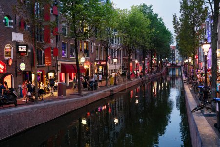 Téléchargez les photos : AMSTERDAM, NETHERLANDS - AUGUST 23 2022:  the world famous red district in Amsterdam, Netherlands - en image libre de droit