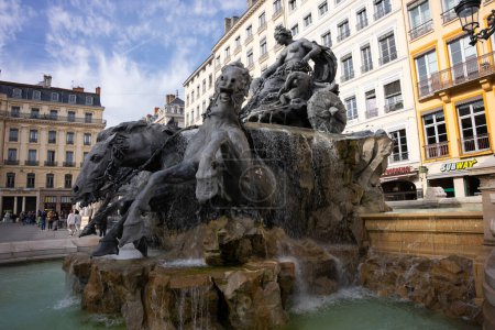 Téléchargez les photos : LYON, FRANCE, 6 NOVEMBRE 2022 : Fontaine célèbre, Place des Terreaux à Lyon, France - en image libre de droit