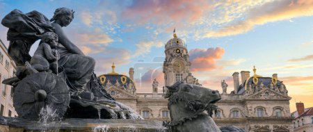 Téléchargez les photos : Célèbre Fontaine des Terreaux au coucher du soleil à Lyon, France - en image libre de droit
