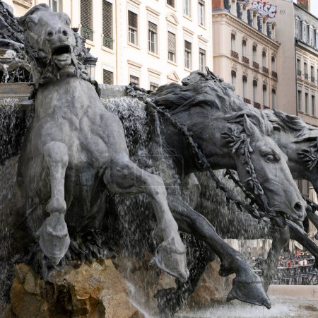 Téléchargez les photos : Fait partie de la célèbre Fontaine des Terreaux à Lyon, France - en image libre de droit
