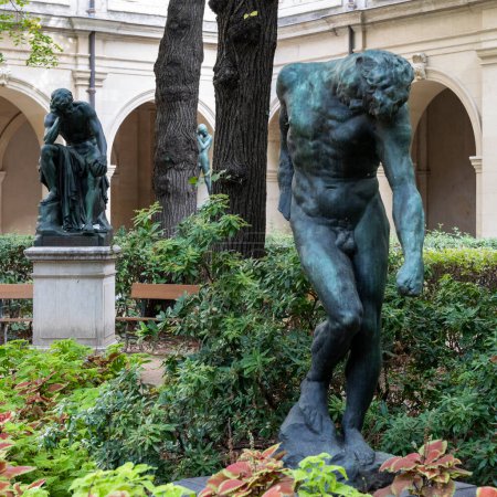 Foto de Hermosa escultura de bronce de un hombre desnudo hecha por el famoso Auguste Rodin - Imagen libre de derechos