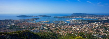 Foto de Famosa vista de Toulon desde lo alto de la colina, Francia. - Imagen libre de derechos