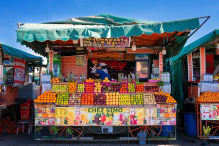 Foto de MARRAKECH, MARRUECOS - 22 DE DICIEMBRE DE 2022: Vendedor de zumos de frutas en la famosa plaza de Marrakech Jema el Fna en Marrakech, Marruecos. - Imagen libre de derechos