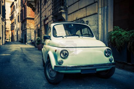 Téléchargez les photos : ROME - 27 MAI 2016 : Une Fiat 500 le 13 septembre 2011 à Rome. Lancé sous le nom de Nuova (nouveau) 500 en juillet 1957, il a été commercialisé comme une voiture de ville bon marché et pratique. Il devient bientôt un symbole italien
. - en image libre de droit