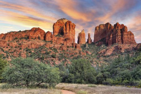 Téléchargez les photos : Vue sur le célèbre rocher de la cathédrale, Sedona est l'un des endroits les plus populaires en Arizona - en image libre de droit