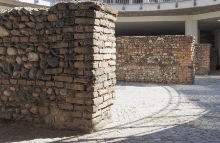 Foto de TURÍN, ITALIA - CIRCA SEPTIEMBRE 2022: Antiguas ruinas en el edificio Complesso Aldo Moro de la Universidad Palazzo Nuovo - Imagen libre de derechos