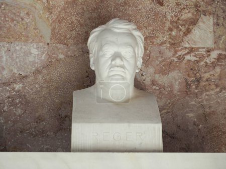 Foto de DONAUSTAUF, ALEMANIA - CIRCA JUNIO 2022: Busto del compositor y organista alemán Max Reger en el templo del Walhalla por el escultor Mueller hacia 1948 - Imagen libre de derechos