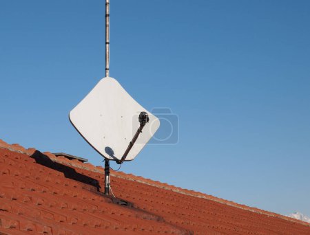 Téléchargez les photos : Antenne aérienne aka pour la réception de télévision par satellite - en image libre de droit