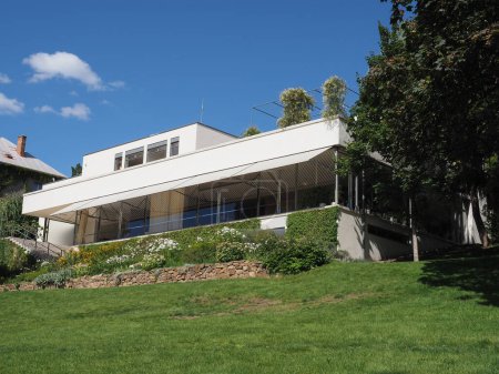 Foto de BRNO, REPÚBLICA CHECA - CIRCA SEPTIEMBRE 2022: Villa Tugendhat casa modernista diseñada por el arquitecto Ludwig Mies van der Rohe hacia 1929 - Imagen libre de derechos