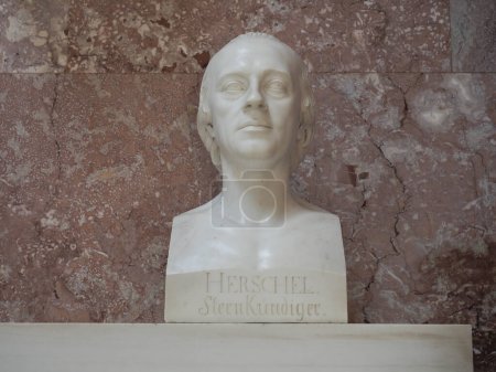 Foto de DONAUSTAUF, ALEMANIA - CIRCA JUNIO 2022: Busto del astrónomo Friedrich Wilhelm Herschel en el templo del Walhalla por el escultor Eberhard alrededor de 1816 - Imagen libre de derechos