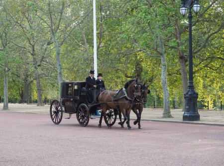 Foto de LONDRES, Reino Unido - CIRCA OCTUBRE 2022: Caballo y carruaje en el centro comercial - Imagen libre de derechos