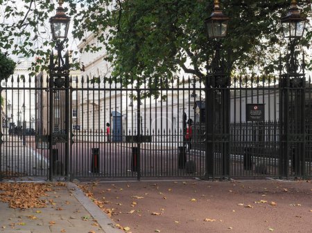 Foto de LONDON, UK - CIRCA OCTOBER 2022: This is a protected site under section 128 of the serious organised crime and police act 2005 trespass on this site is a criminal offence - Imagen libre de derechos