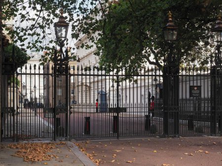 Foto de LONDON, UK - CIRCA OCTOBER 2022: This is a protected site under section 128 of the serious organised crime and police act 2005 trespass on this site is a criminal offence - Imagen libre de derechos