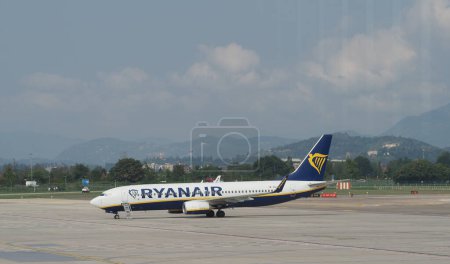 Téléchargez les photos : BERGAMO, ITALY - CIRCA AUGUST 2022: RyanAir Boeing 737-8AS parked at the airport - en image libre de droit