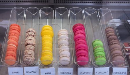 Foto de Macarrones merengue dulce aromatizado de izquierda a derecha: spritz tiramisu yuzu avellana rasperry pistacho chocolate - Imagen libre de derechos