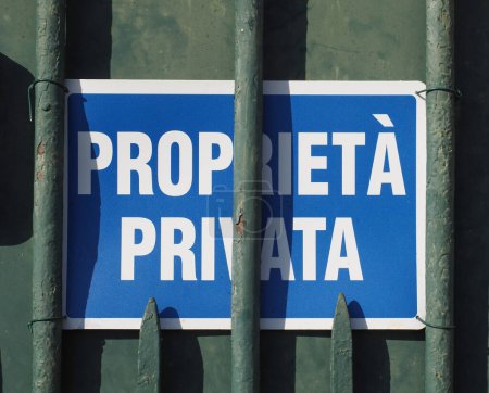 Foto de Proprieta privata traducción propiedad privada signo en una puerta - Imagen libre de derechos