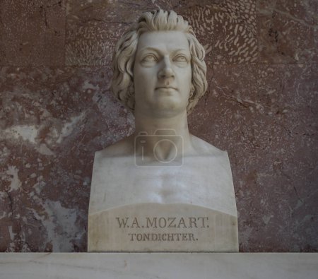 Foto de DONAUSTAUF, GERMANY - CIRCA JUNE 2022: Bust of composer Wolfgang Amadeus Mozart at Walhalla temple by sculptor Schwanthaler circa 1846 - Imagen libre de derechos