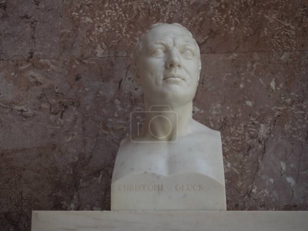 Foto de DONAUSTAUF, ALEMANIA - CIRCA JUNIO 2022: Busto del compositor Christoph Willibald Gluck en el templo del Walhalla por el escultor Dannecker alrededor de 1812 - Imagen libre de derechos
