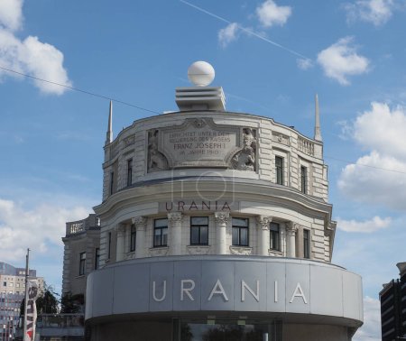 Foto de VIENNA, AUSTRIA - CIRCA SEPTEMBER 2022: Urania Observatory translation built under the reign of Emperor Franz Joseph I in 1910 - Imagen libre de derechos