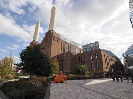 Foto de LONDRES, Reino Unido - CIRCA OCTUBRE 2022: La central eléctrica Battersea se reabrirá el 14 de octubre - Imagen libre de derechos