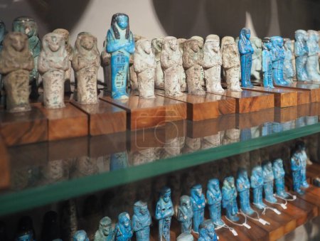 Foto de TURÍN, ITALIA - CIRCA DICIEMBRE 2022: Estatuas de Ushabti en el Museo Egizio Museo Egipcio - Imagen libre de derechos