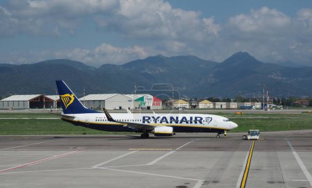 Téléchargez les photos : BERGAMO, ITALY - CIRCA AUGUST 2022: RyanAir Boeing 737-8AS parked at the airport - en image libre de droit