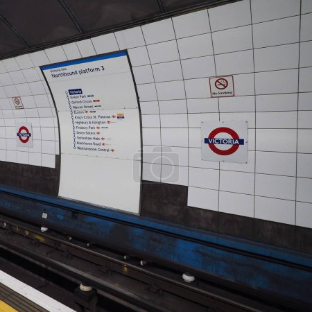Téléchargez les photos : LONDRES, RU - CIRCA JUIN 2017 : Station de métro Victoria - en image libre de droit