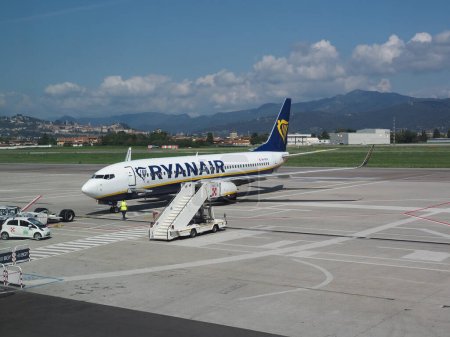 Foto de BERGAMO, ITALY - CIRCA AUGUST 2022: RyanAir Boeing 737-8AS parked at the airport - Imagen libre de derechos